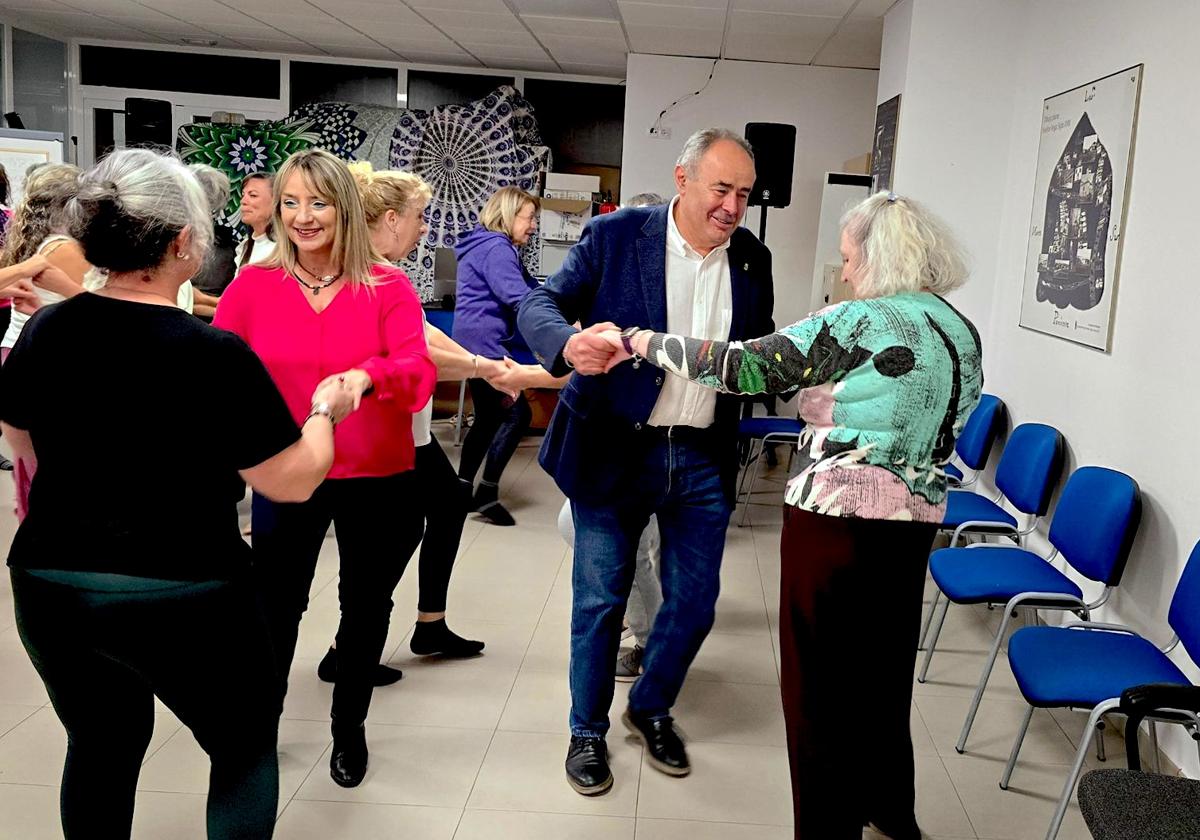 La concejala de Igualdad y el alcalde, en la primera sesión del taller.