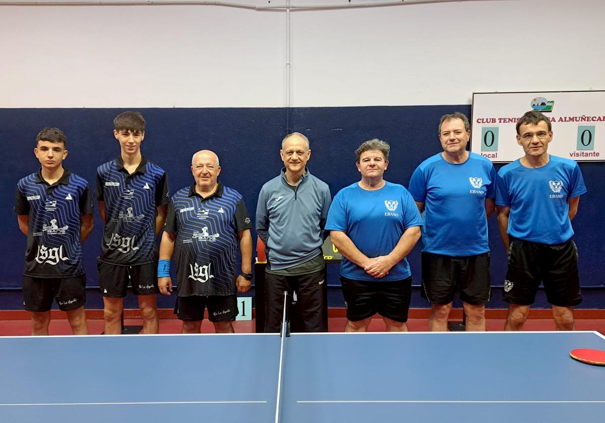 A la derecha, el equipo de Tercera División nacional.