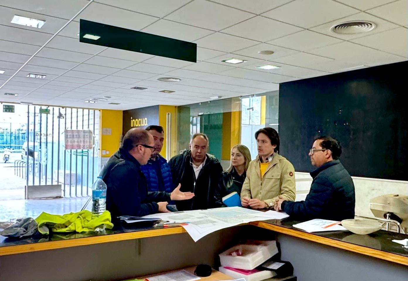 Reunion en las instalaciones con el alcalde, la concejala de Urbanismo y el arquitecto municipal.