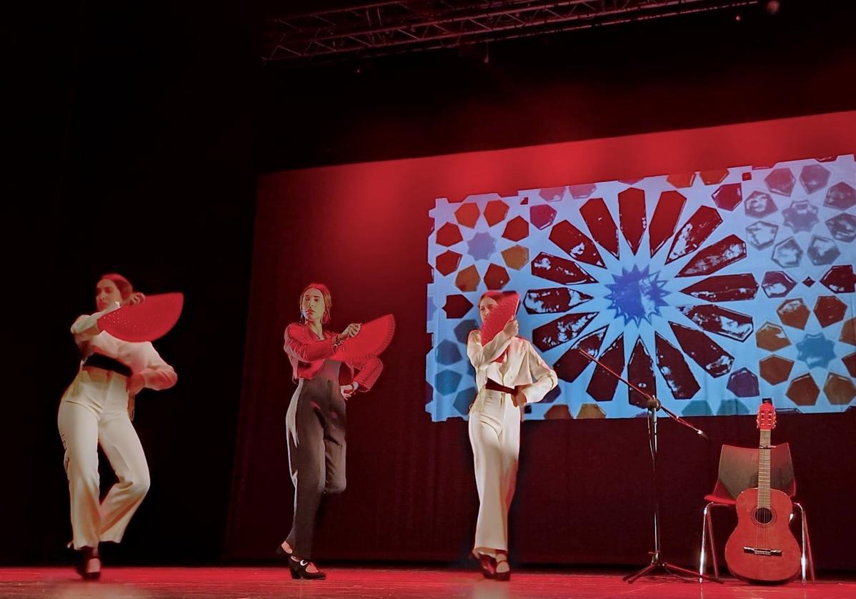 Exhibición de baile flamenco de tres alumnas del IES Los Neveros.
