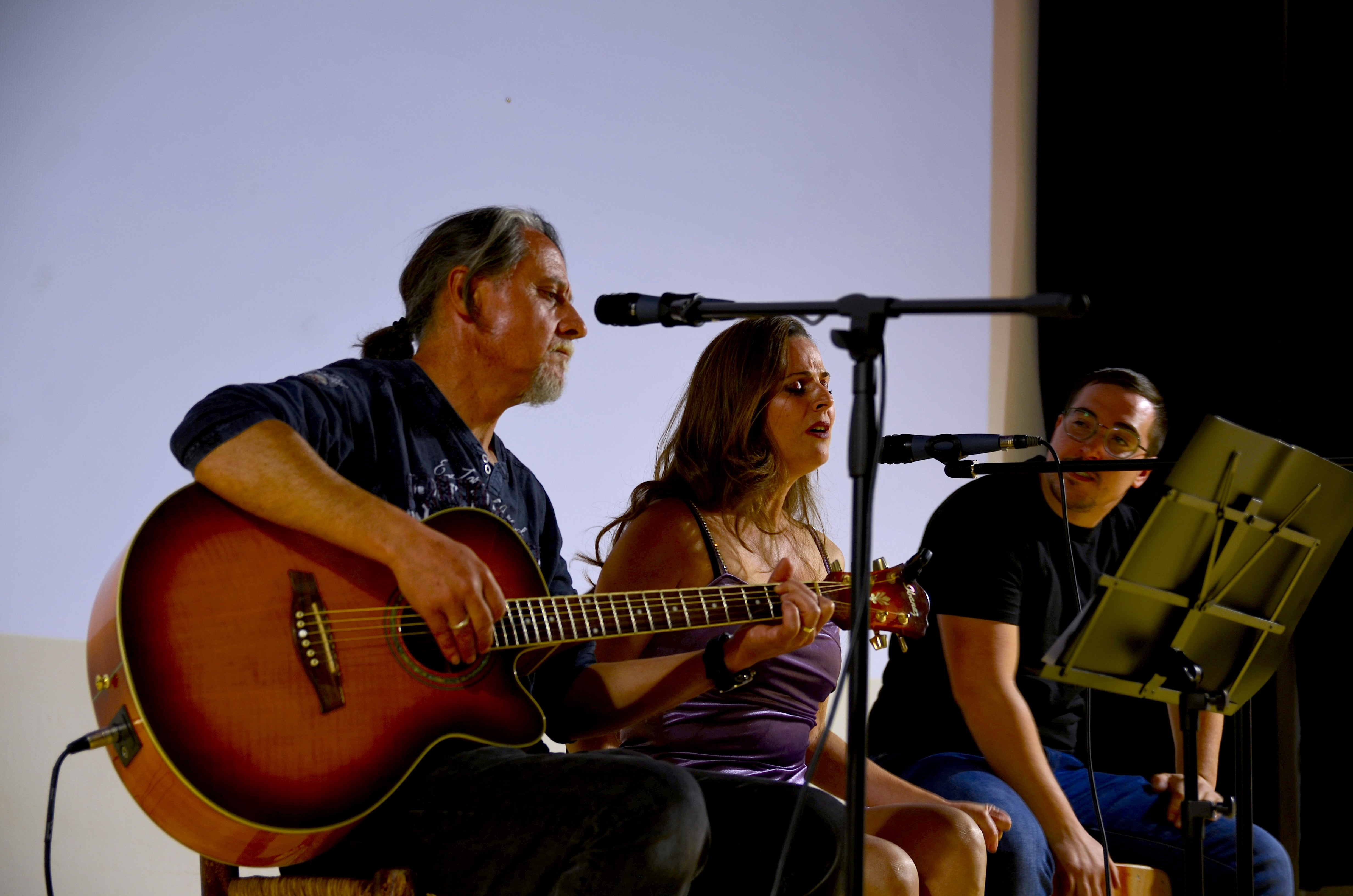 Huétor Vega escenifica el horror de la violencia de género