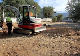 Acondicionamiento del solar situado junto al Centro de Salud para habilitar unas pistas de petanca.