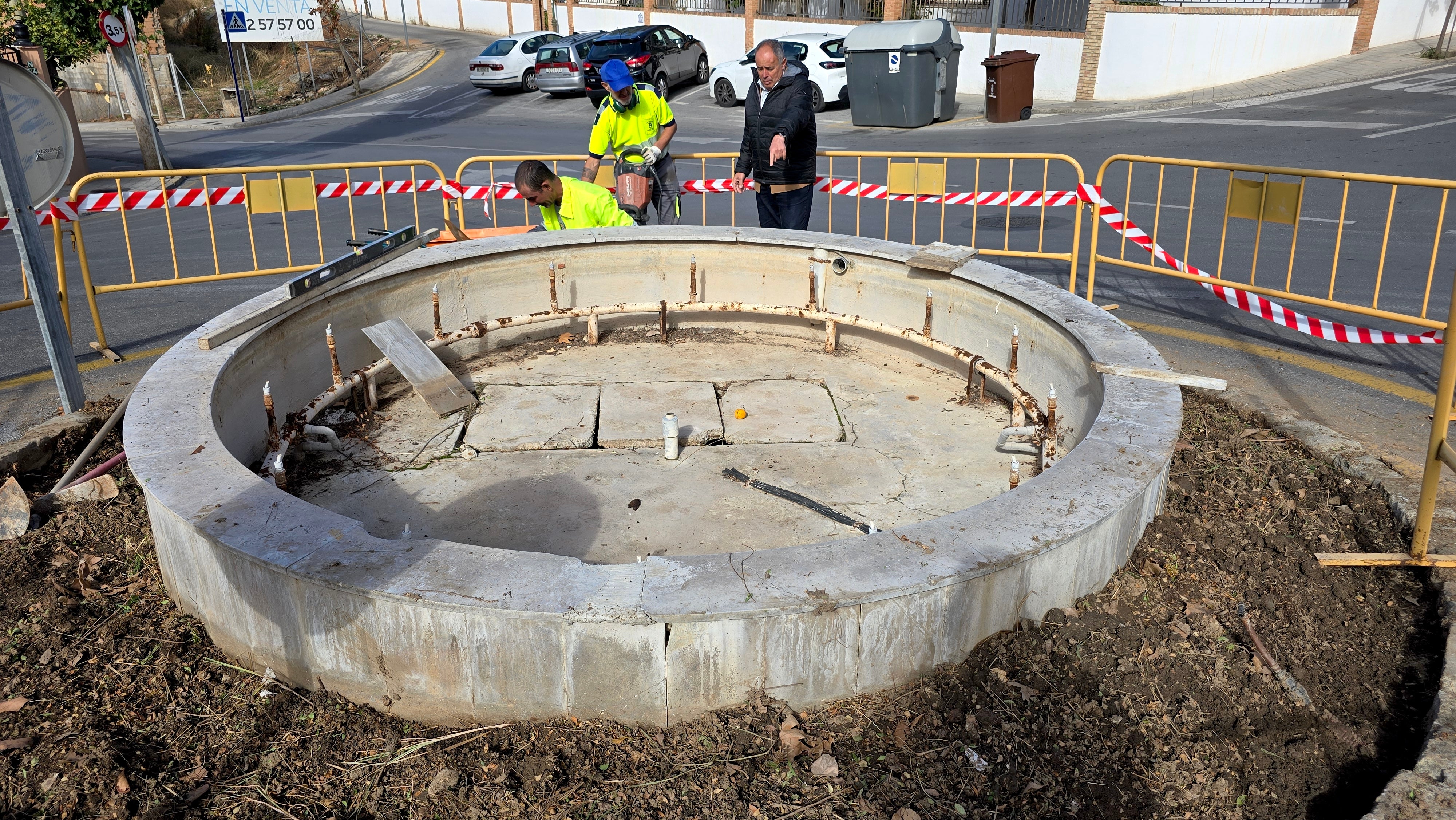 Restauración de la fuente en la Avenida de los Almendros.
