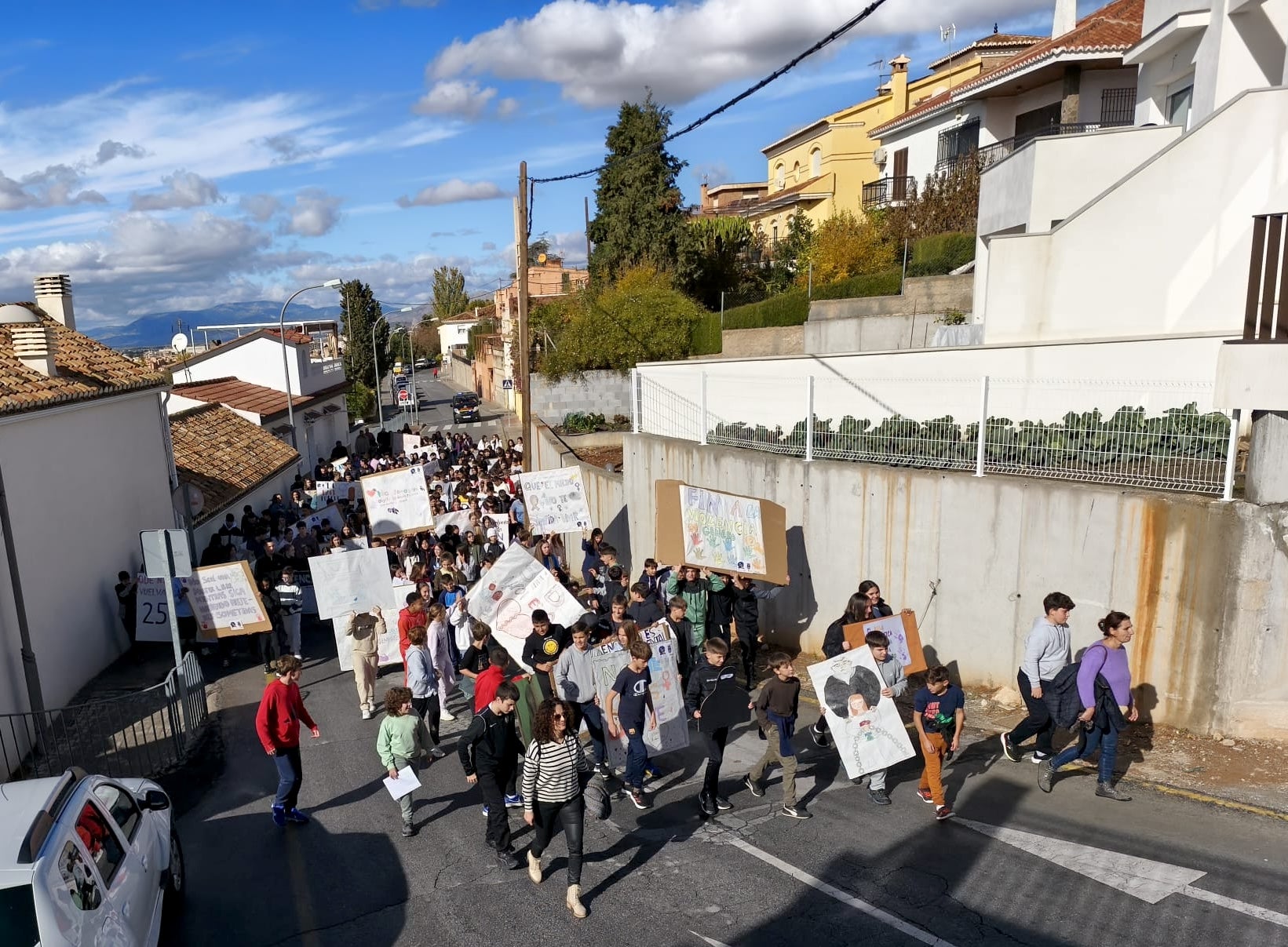 Los centros educativos de Huétor Vega enarbolan la lucha del 25N