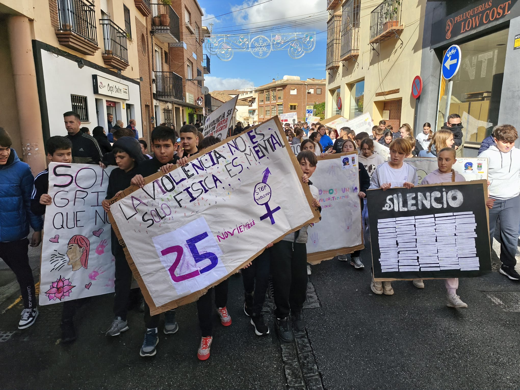 Los centros educativos de Huétor Vega enarbolan la lucha del 25N