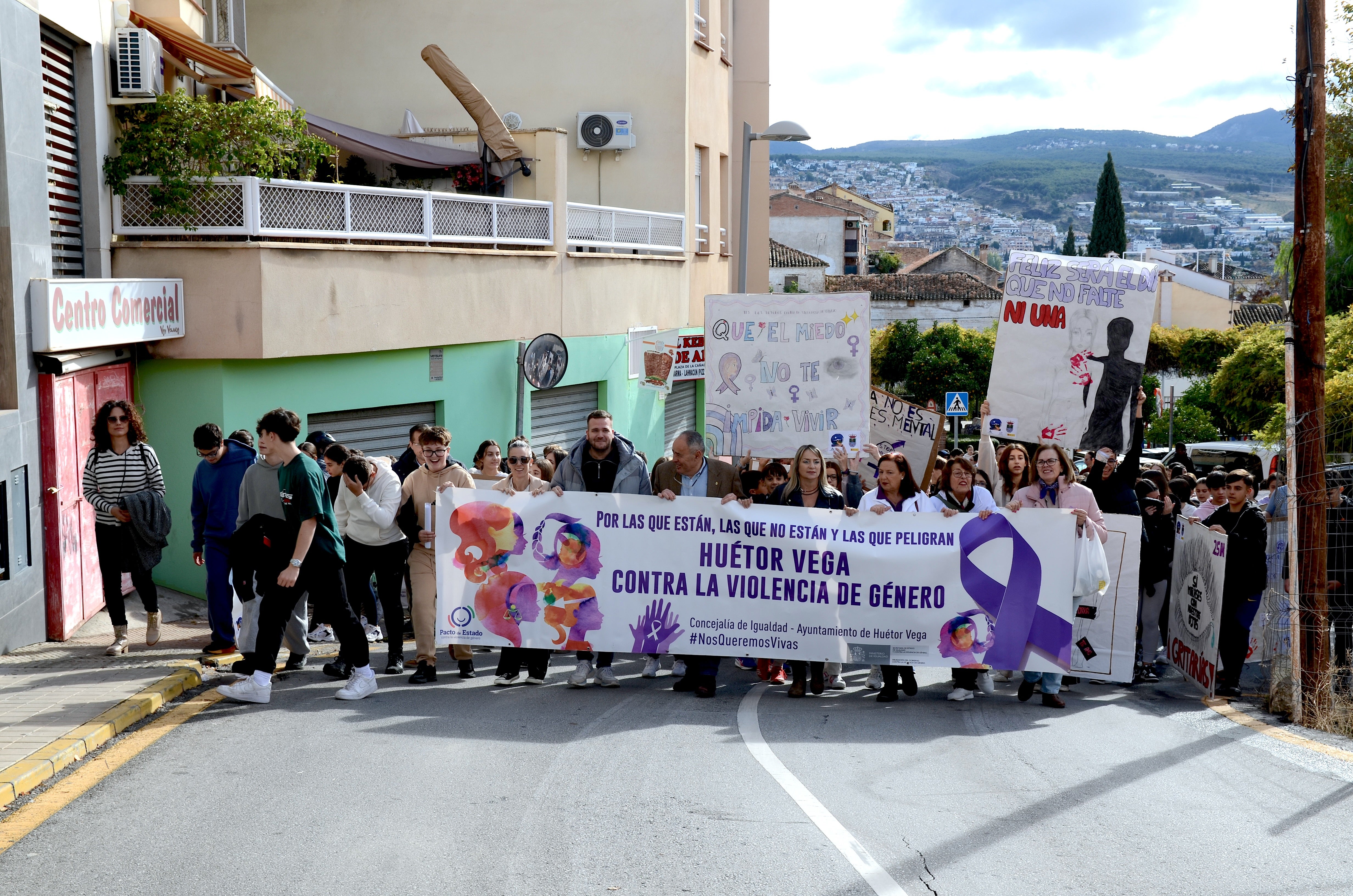 Los centros educativos de Huétor Vega enarbolan la lucha del 25N