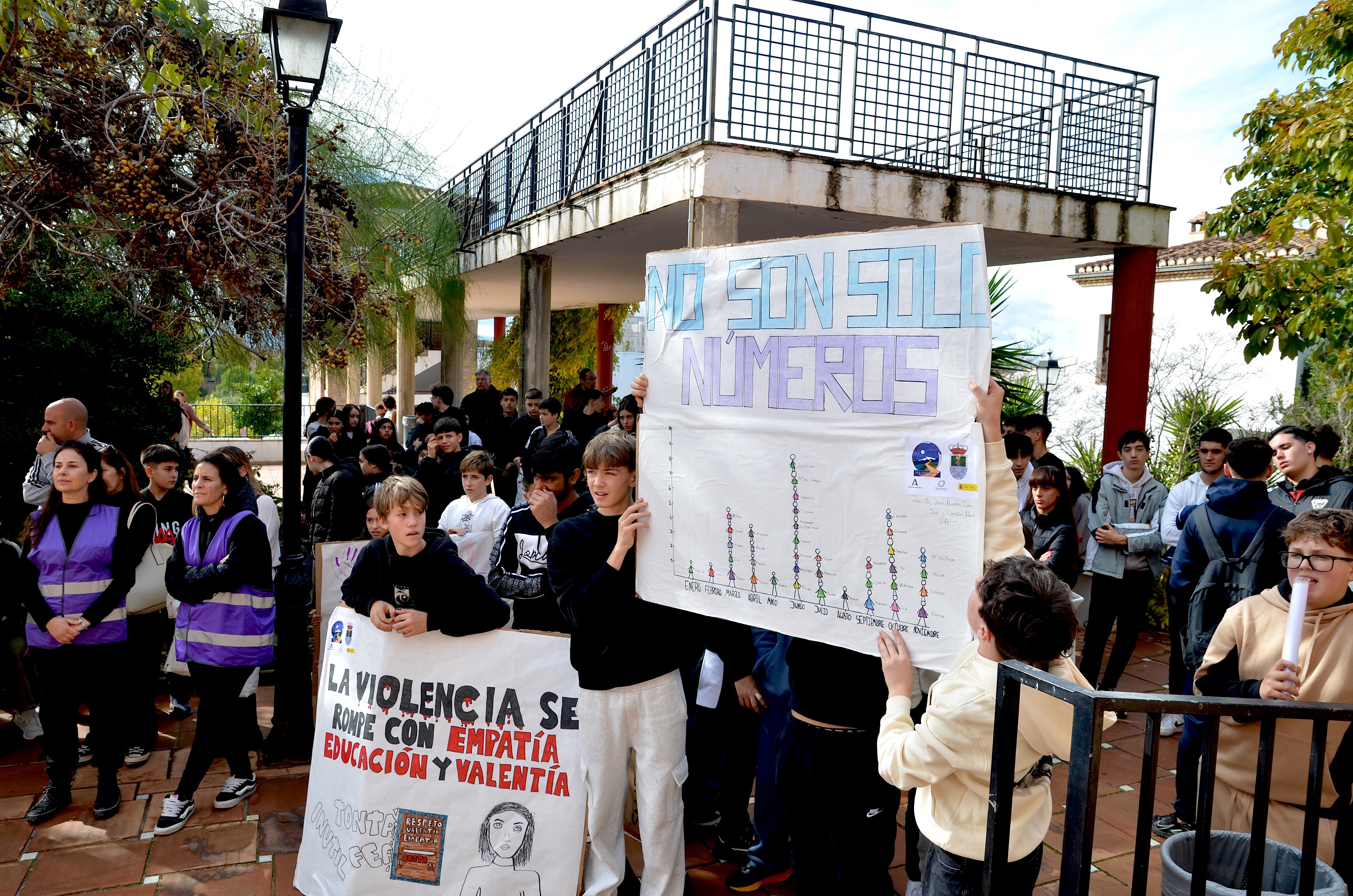 Los centros educativos de Huétor Vega enarbolan la lucha del 25N