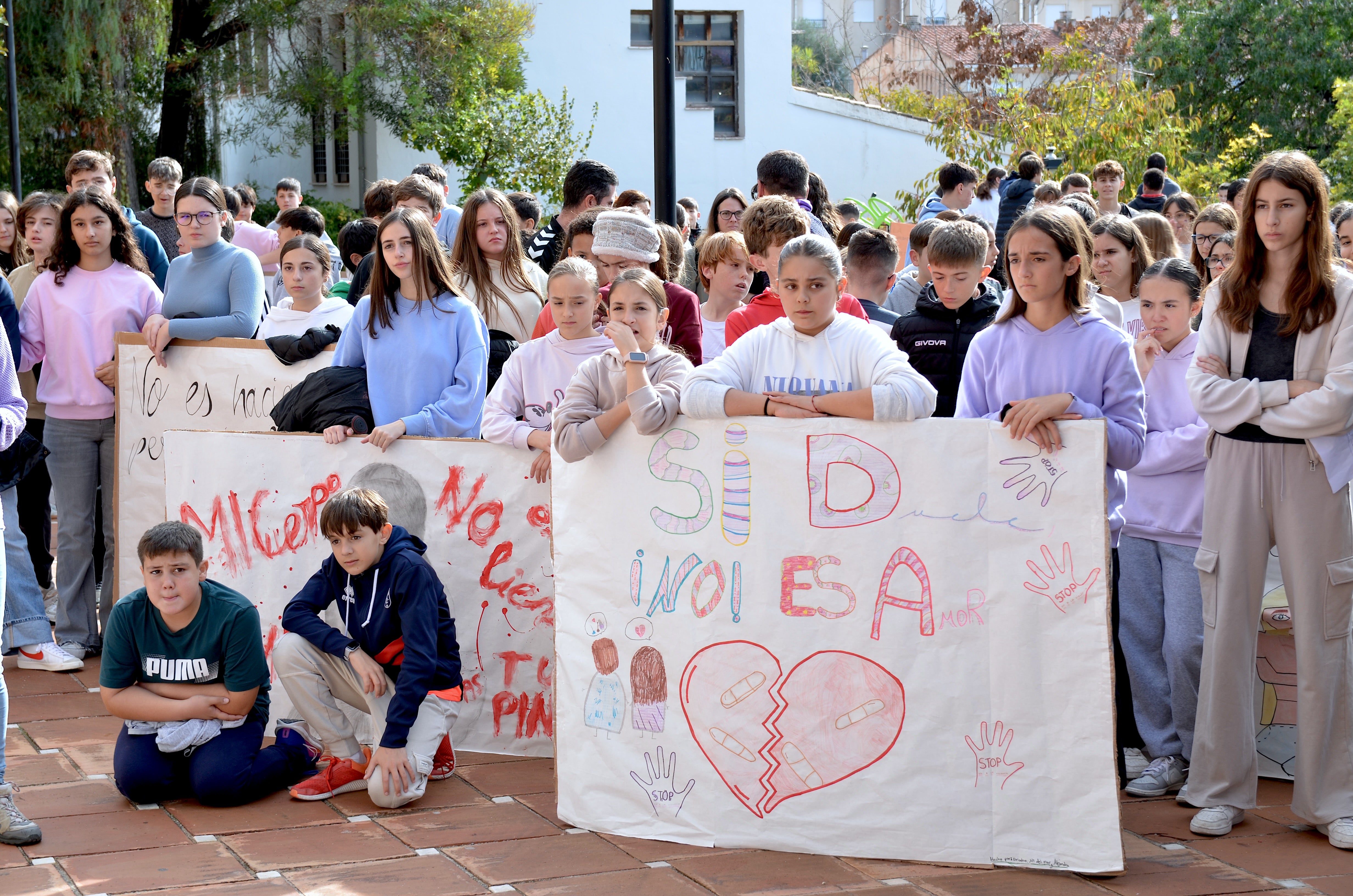 Los centros educativos de Huétor Vega enarbolan la lucha del 25N