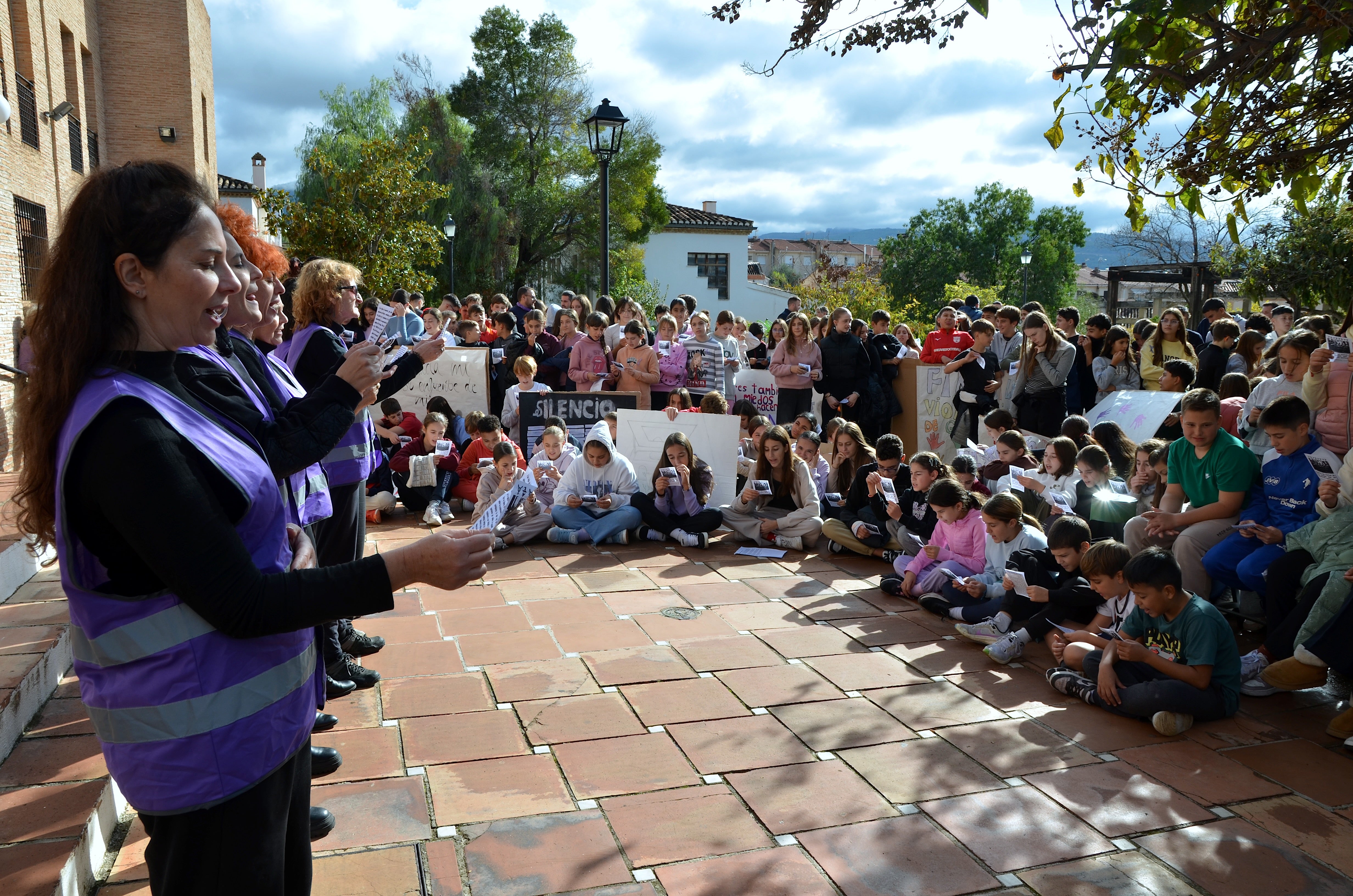 Los centros educativos de Huétor Vega enarbolan la lucha del 25N