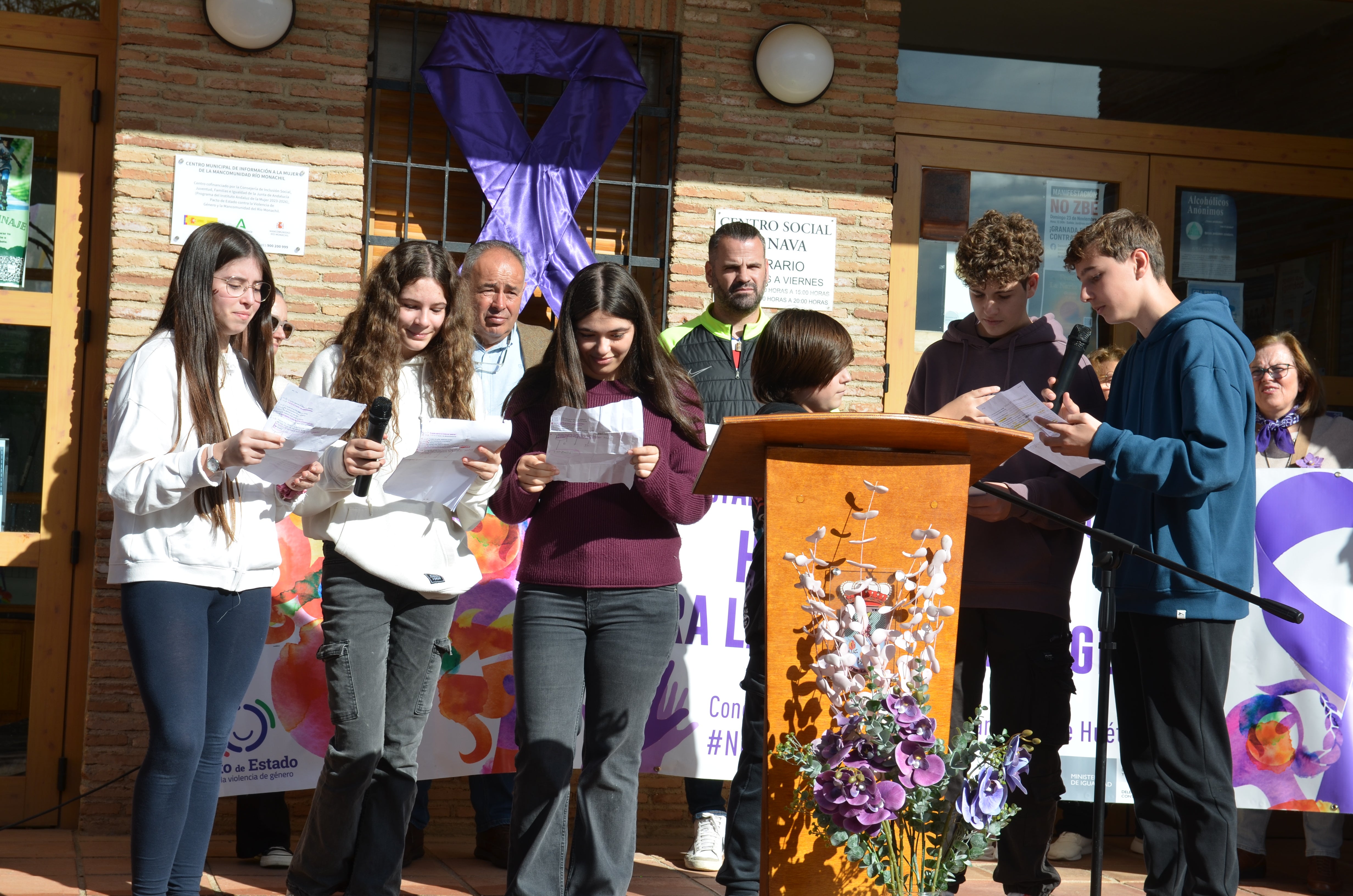 Los centros educativos de Huétor Vega enarbolan la lucha del 25N
