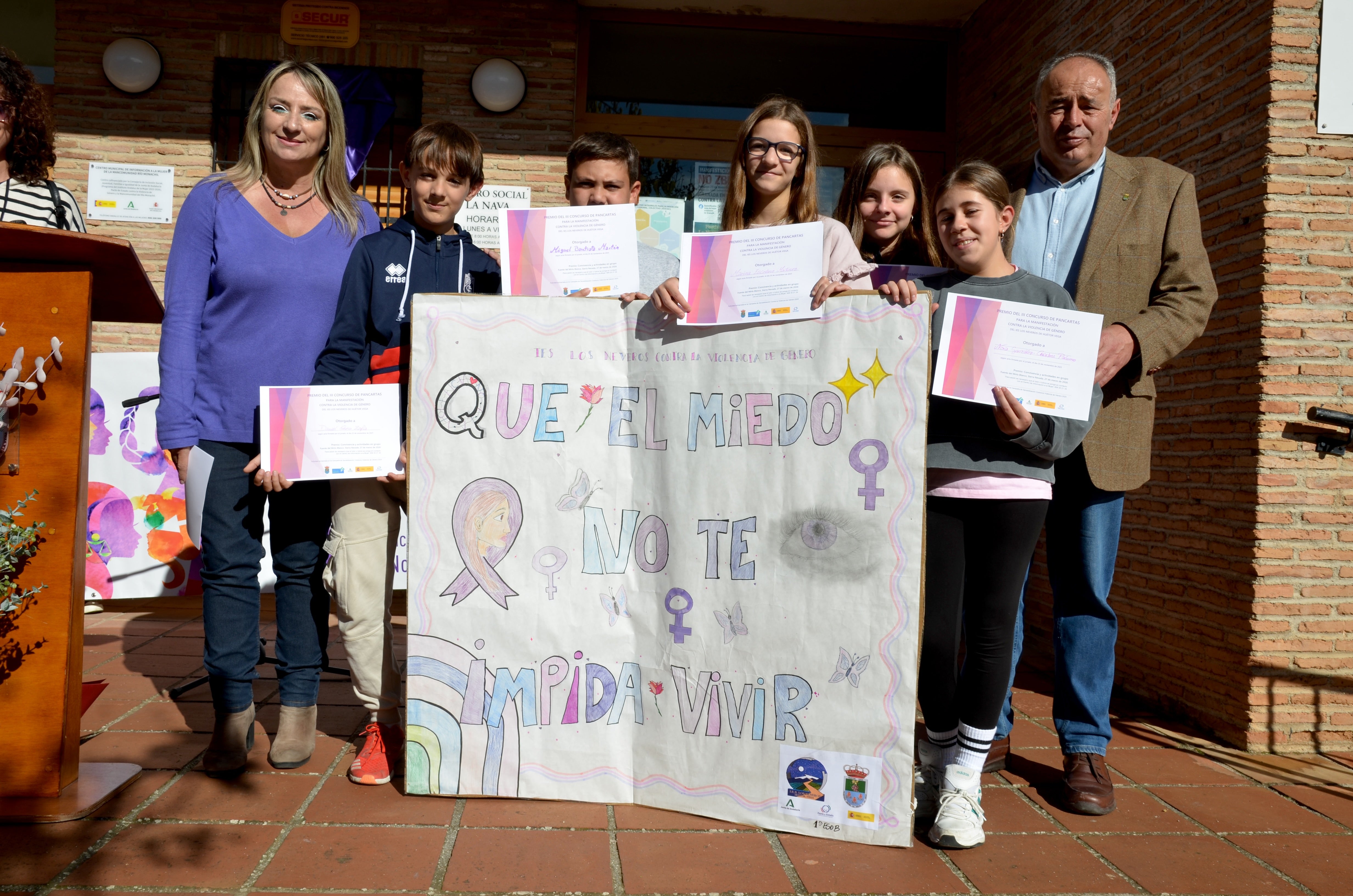 Los centros educativos de Huétor Vega enarbolan la lucha del 25N