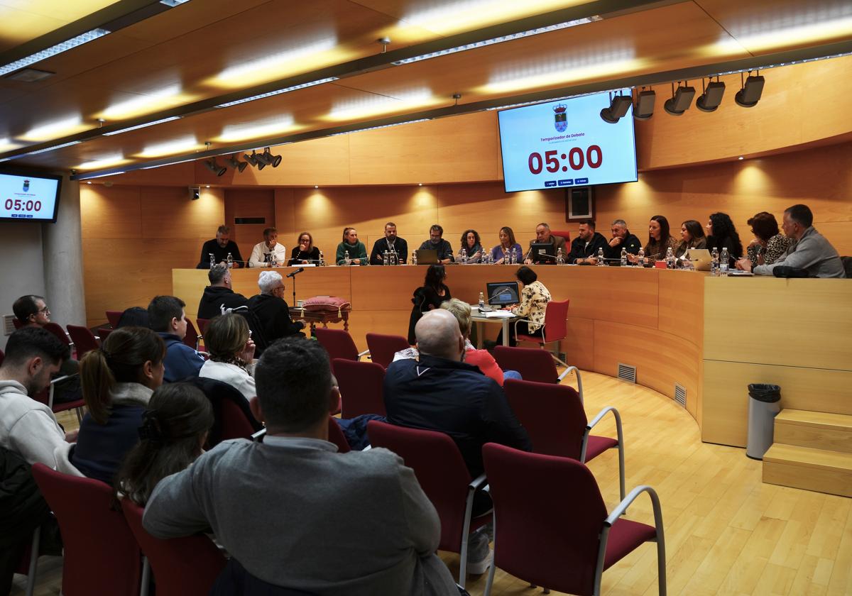 Sesión plenaria, anoche en el Ayuntamiento de Huétor Vega.