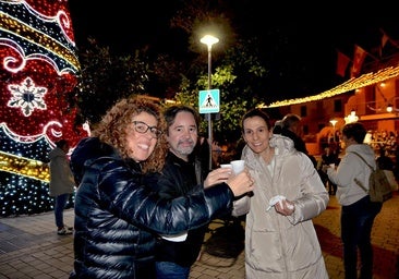 Iluminación navideña, villancicos, chocolate y dulces en la Plaza del Mentidero.