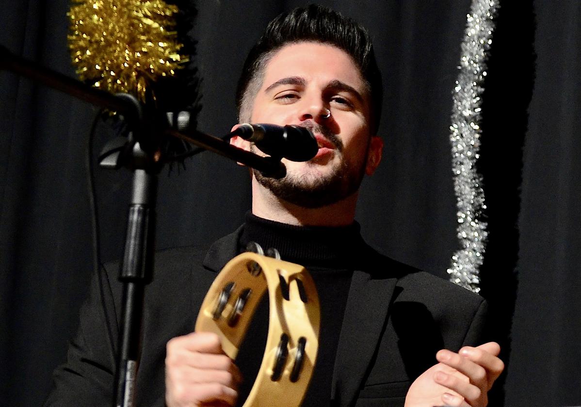 Iván Centenillo, cantando a la Navidad en Huétor Vega.