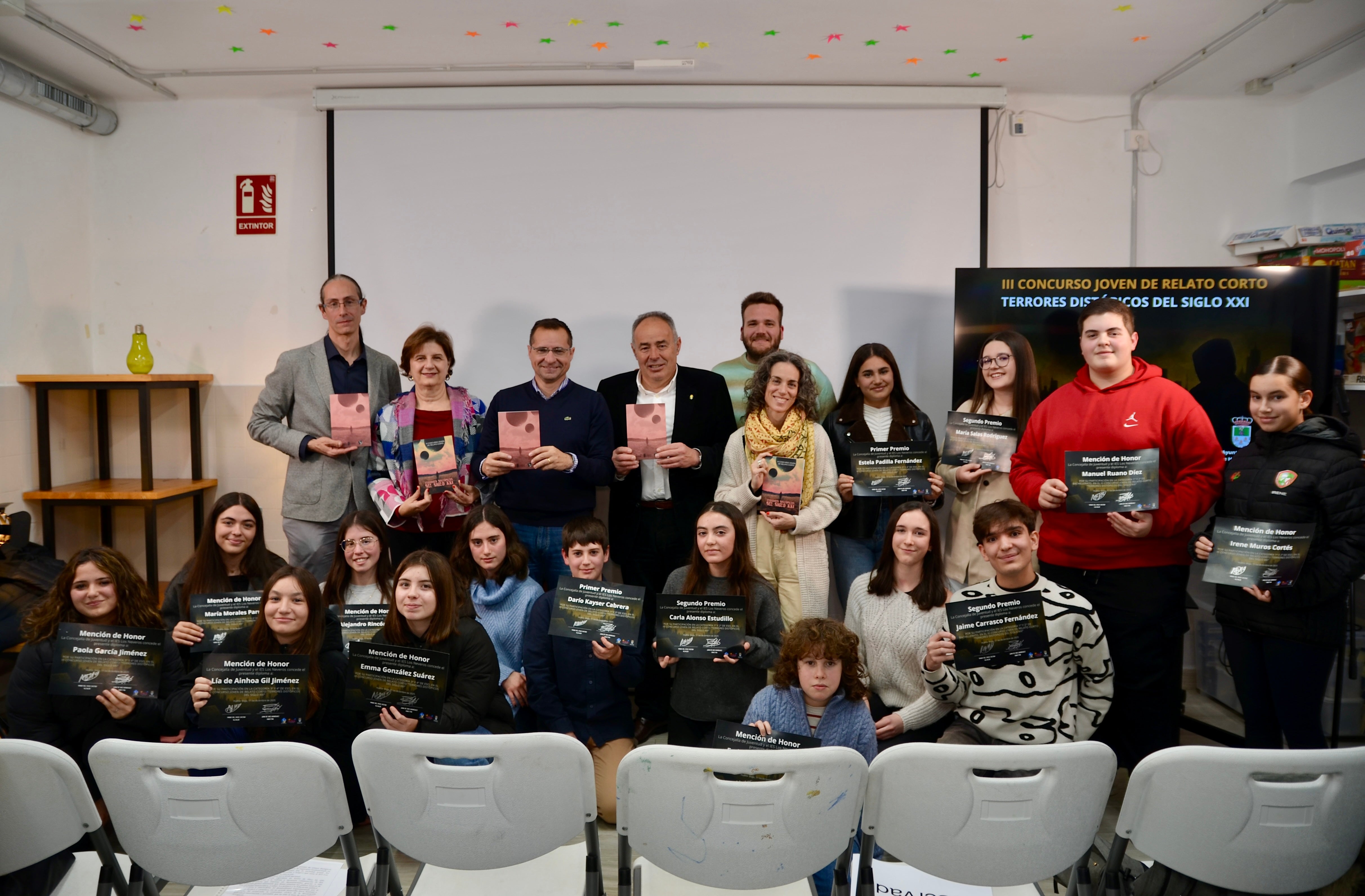 Los jóvenes ganadores muestran sus diplomas en el Espacio Joven, con representantes del IES Los Neveros y del Ayuntamiento de Huétor Vega.