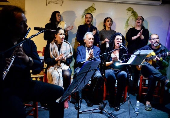 'Flamencos granaínos cantan a la Navidad', con Curro Andrés en el centro, en la peña de Huétor Vega.
