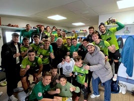 Celebración en el vestuario de Las Viñas por la vuelta a la senda de la victoria.