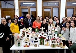 Las casitas, colocadas en conjunto, recrean la imagen de un auténtico pueblo navideño.