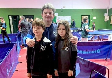 El presidente del club hueteño, Manuel Valverde, en La Zubia con los jugadores canteranos.