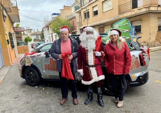 El alcalde y la concejala de Fiestas, con Papá Noel en Huétor Vega.