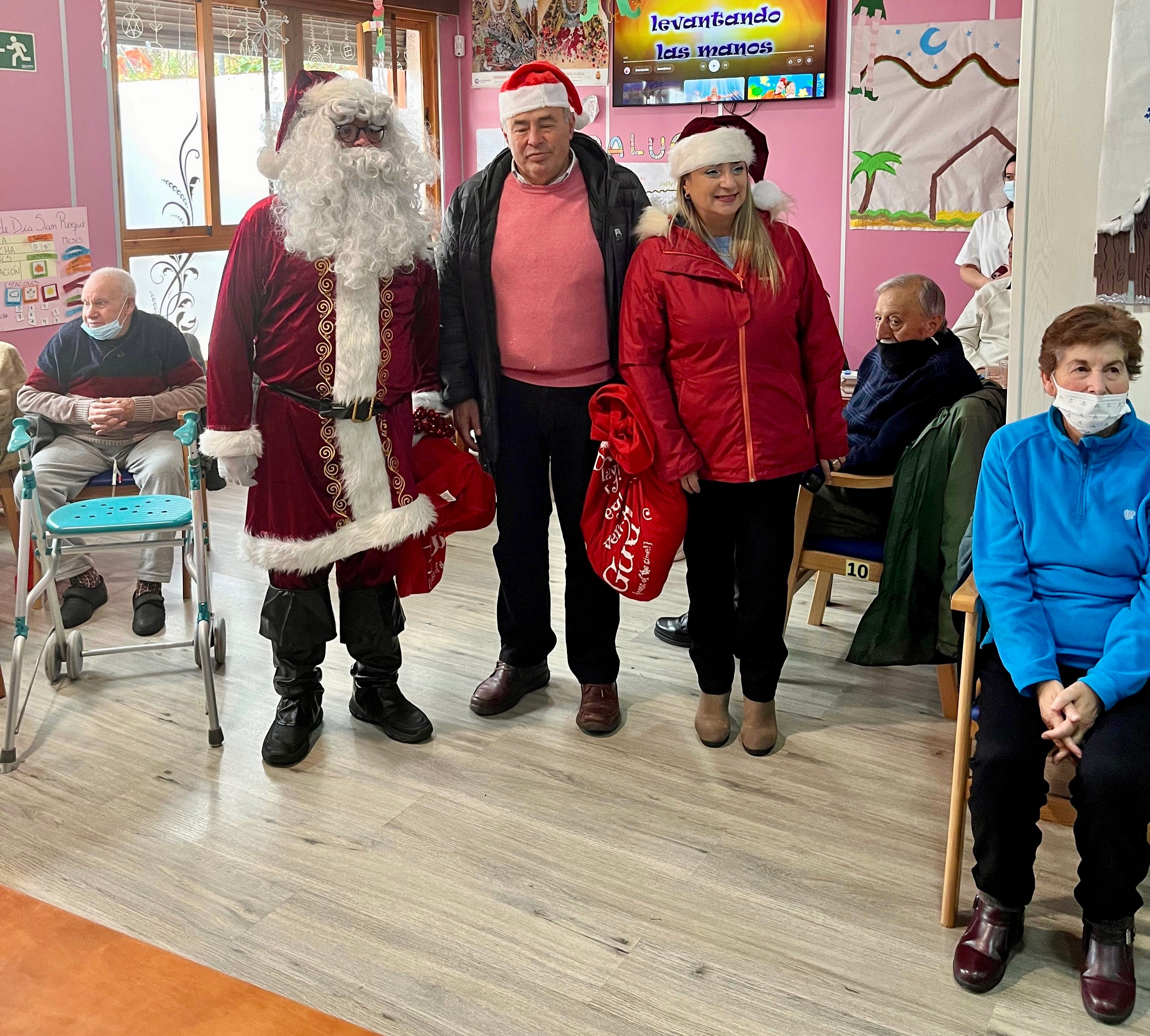 Con los mayores, en un centro de día del municipio.