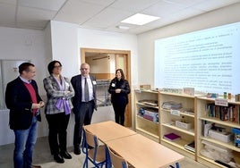 La delegada territorial de Desarrollo Educativo visita el IES Los Neveros.