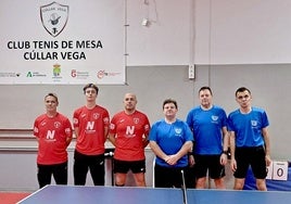 Los hueteños, a la derecha, en su visita a Cúllar Vega en Tercera División.