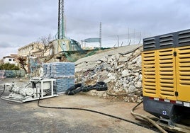 La empresa encargada de la reconstrucción y refuerzo del muro ya se encuentra trabajando sobre el terreno.