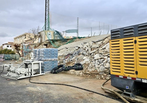 La empresa encargada de la reconstrucción y refuerzo del muro ya se encuentra trabajando sobre el terreno.