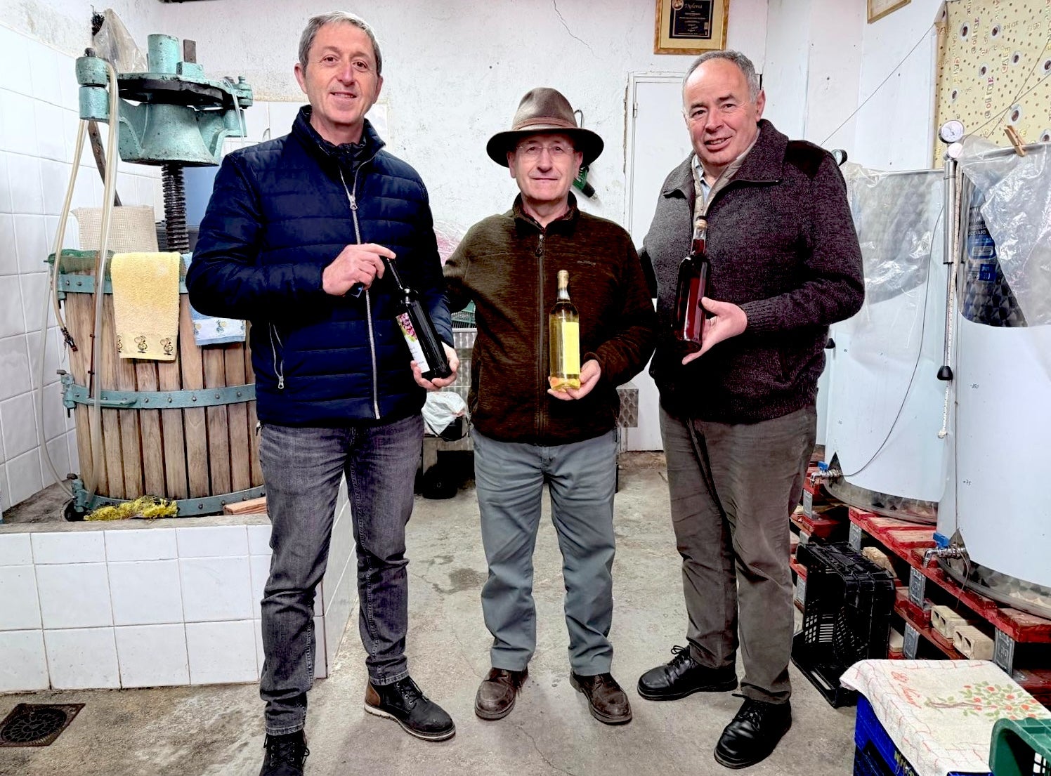 Recogida de muestras para el XXXIII Concurso de Vinos de Huétor Vega.