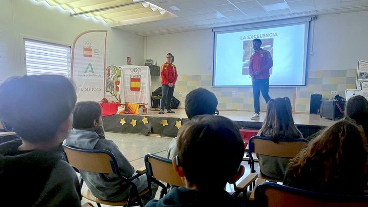 El CEIP Nuestra Señora de las Angustias recibe a dos figuras del deporte de élite