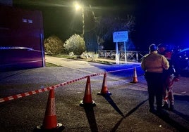 Corte preventivo en la Cuesta de las Cabras tras el desplome de un muro del antiguo hotel Mundo Nuevo.