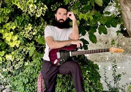 Carlos Moreno, alias Illo Brown, con su guitarra.