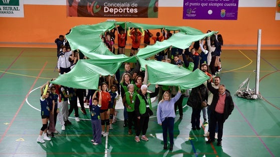 Huétor Vega forma un enorme lazo verde para mostrar su sensibilidad ante el cáncer