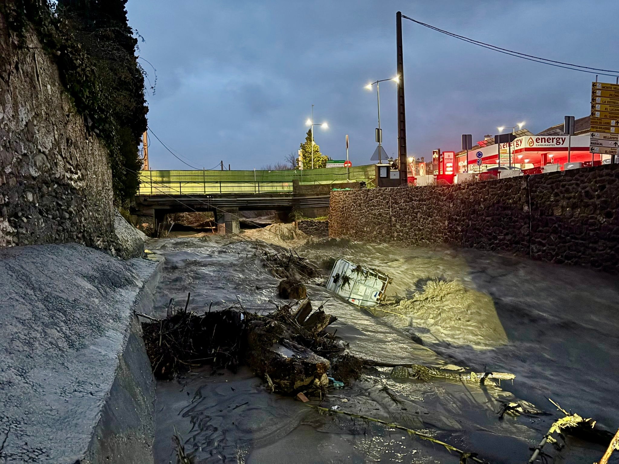 Acumulación de troncos y ramas arrastrados por la corriente en el río Monachil.