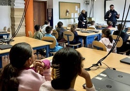 Charla impartida por el agente de la Policía Local Manuel Sánchez Valenzuela en el CEIP Mariana Pineda.