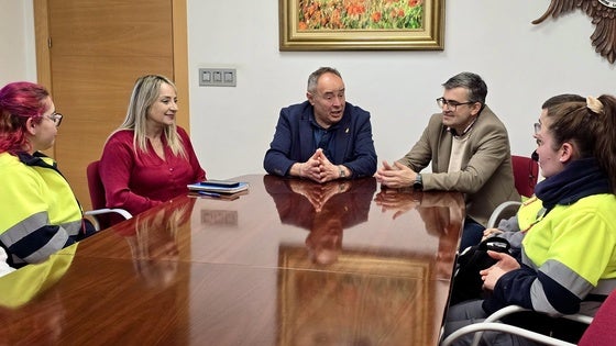 El delegado de Empleo y el alcalde de Huétor Vega, reunidos con los jóvenes del plan 'Activa-T'