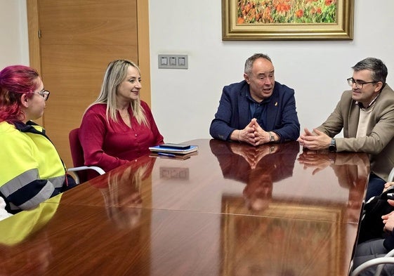 Carolina Higueras y Mario del Paso, con el delegado de Empleo y jóvenes contratados en el Ayuntamiento de Huétor Vega.