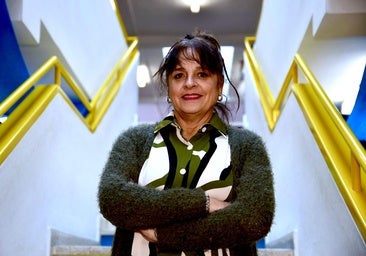 Pilar Gómez Gallego posa emocionada en las escaleras del colegio, al que llegó en su apertura, en 1989.