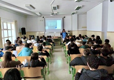 El taller 'Cegadas de amor: mitos del amor romántico', en el IES Los Neveros.