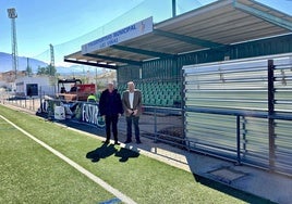 El presidente del CD Huétor Vega y el alcalde, en el campo de fútbol del municipio.