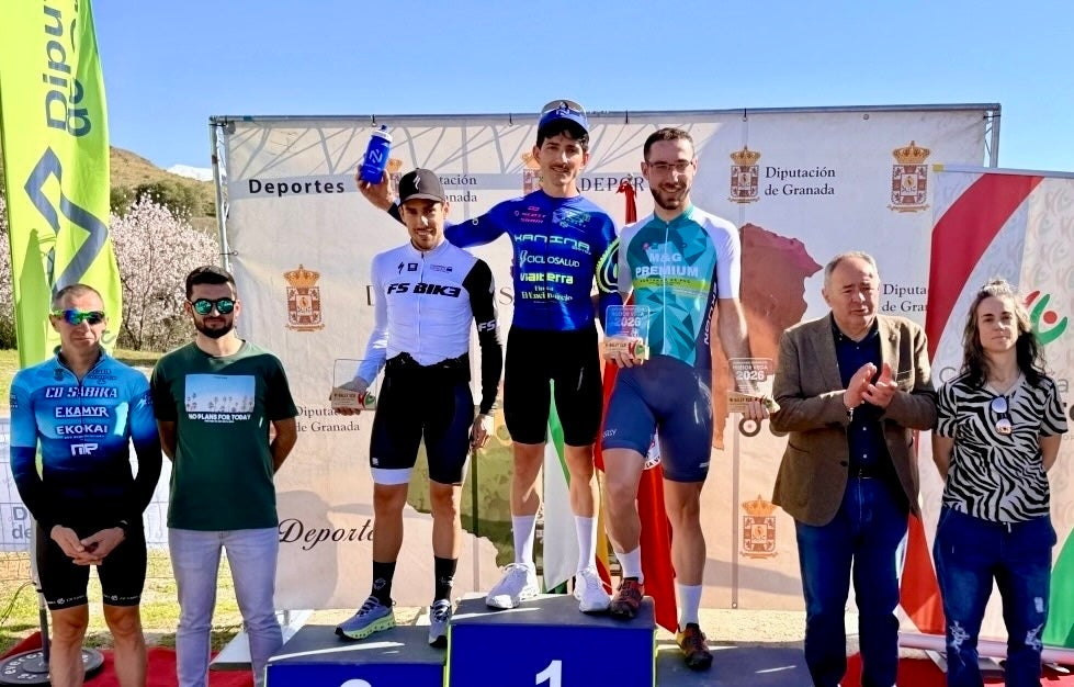 Entrega de trofeos en el podio.