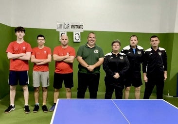 El plantel hueteño de liga nacional (a la derecha), en la localidad almeriense de Vícar.