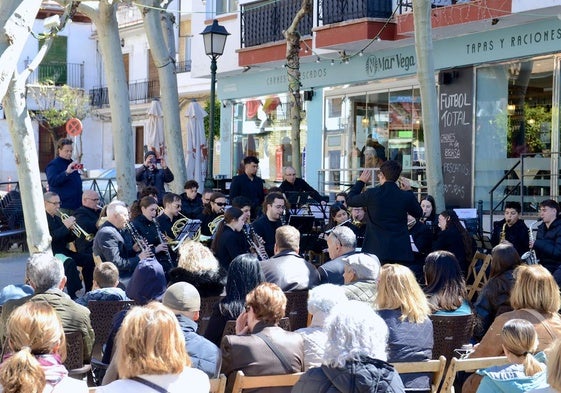 Concierto de Domingo de Ramos, en la Plaza de la Iglesia de Huétor Vega, a cargo de la Banda de Música.