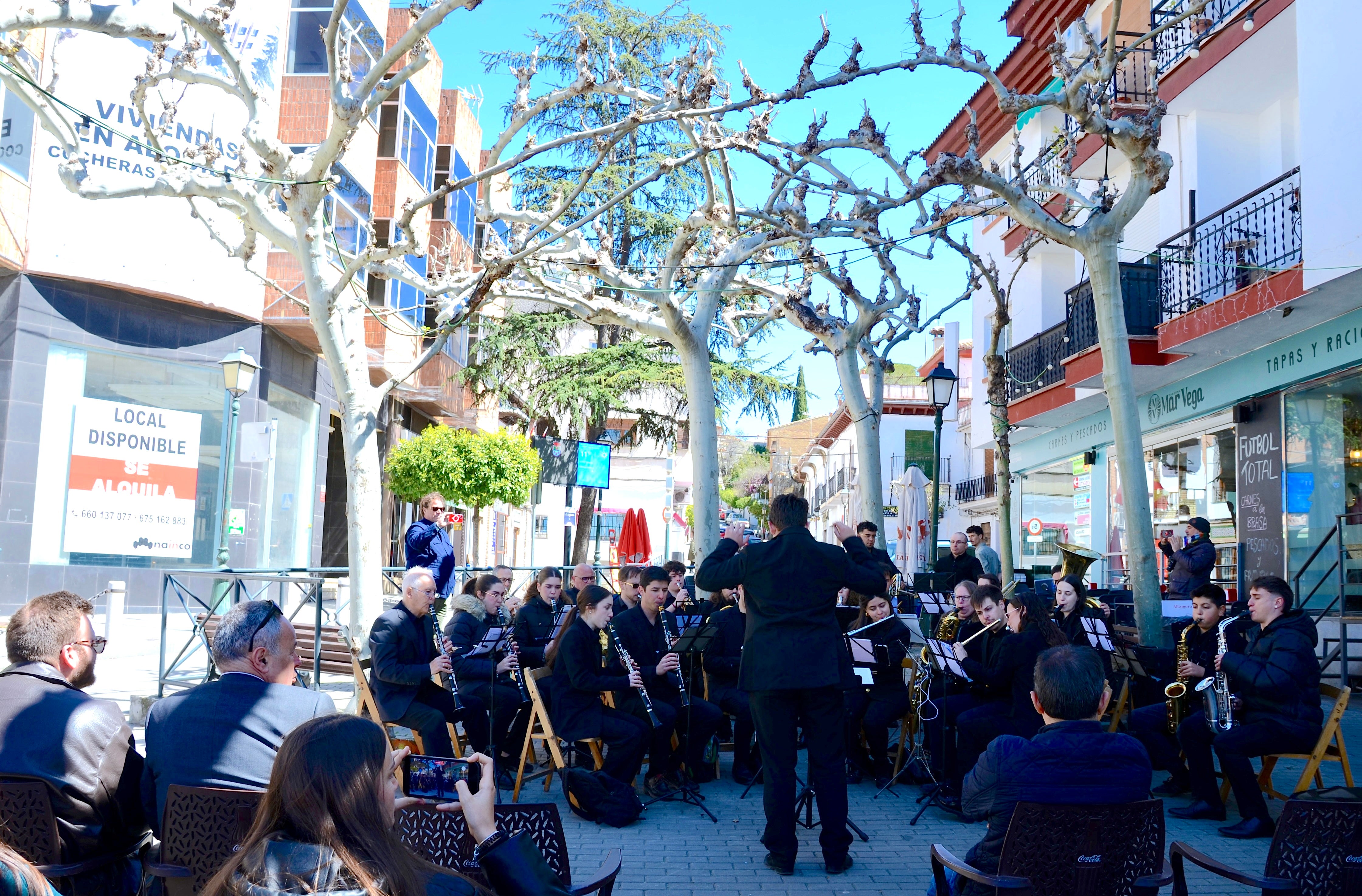 Concierto de marchas procesionales en la Plaza de la Iglesia.