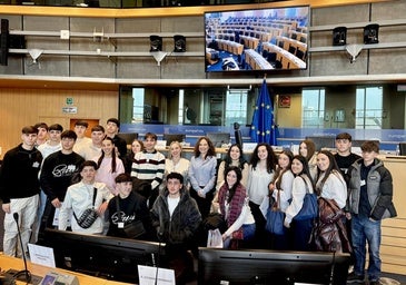 El alumnado hueteño, recibido en Bruselas por la eurodiputada española Lina Gálvez (en el centro).