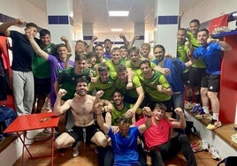 La expedición hueteña celebra la rotunda victoria en el derbi metropolitano en Churriana.