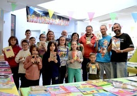 Los responsables de la nueva 'ComicTK' de Huétor Vega presentan el proyecto en la Feria del Libro del municipio.