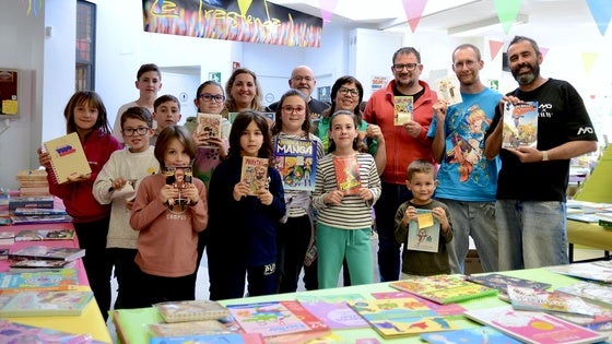 La Feria del Libro de Huétor Vega llena el Hogar del Pensionista