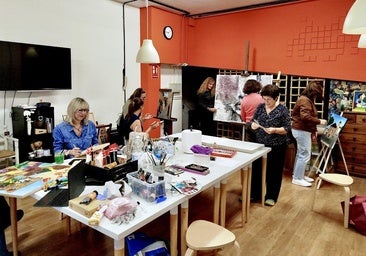 Varias de las participantes, en el taller de arte de Silvia Dorizzi en Huétor Vega.